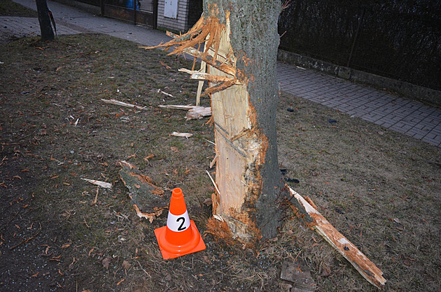 Předjížděla hned dvě auta a dostala smyk. Přežil jen spolujezdec