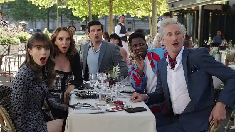 Smrt na place Emily in Paris: Tvůrce seriálu zkolaboval před očima štábu. Natáčení zastaveno