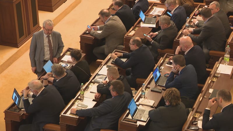 Zlatý padák pro končící poslance: Obdrží štědré odstupné. Kdo ho má jisté už před volbami?