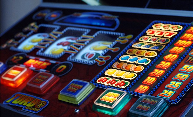 Češi v prvním pololetí prosázeli přes půl bilionu korun. Dominují hrací automaty