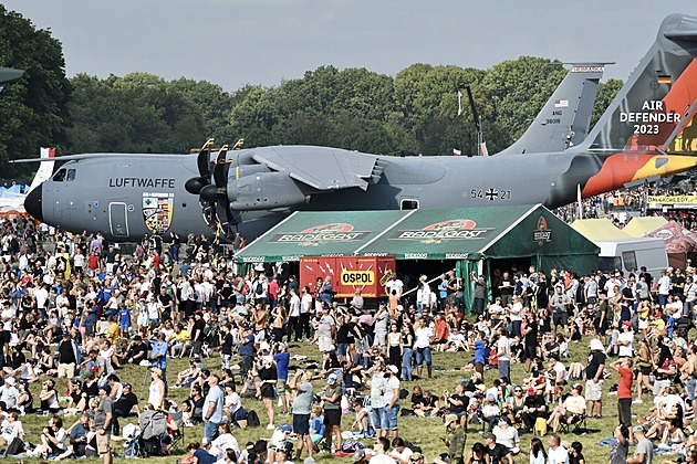 Tři akrobatické skupiny, unikátní technika. Dny NATO oslaví čtvrtstoletí