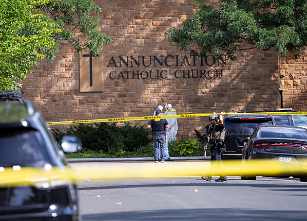 Vrah spustil palbu při mši v katolické škole. Zemřely dvě děti, další jsou zraněné