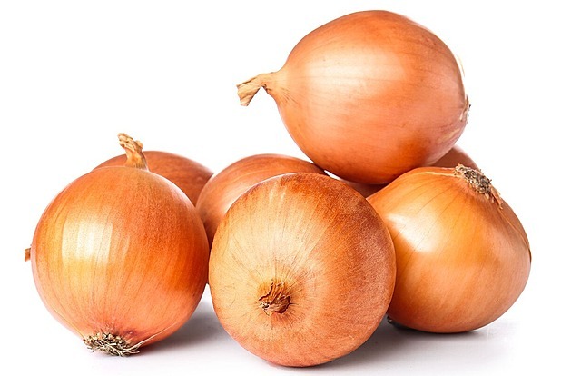 Pěstujte cibuli chytře. Zasaďte ji na zimu a sklízet můžete už na jaře