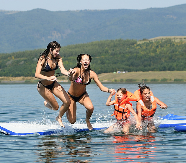 Čtvrteční tropy ukončí studená fronta. Po víkendu má ale znovu být 30 stupňů