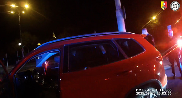 Zloděj v Praze ukradl auto i s řidičovou přítelkyní, žena stihla vyskočit