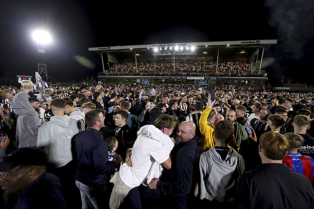 Facka rybou! Grimsby slavilo senzační postup, Amorim se omlouval fanouškům