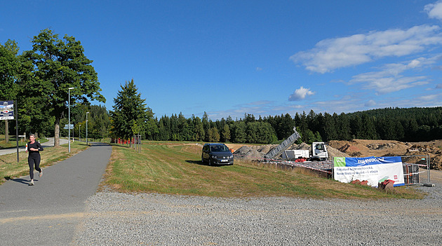 Nejprve umělý trávník, později by areál u Medinu mohl získat i profi hřiště