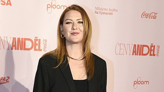 Svázali mě švihadlem a kopali. Zpěvačka Debbi popsala dětskou šikanu v Německu