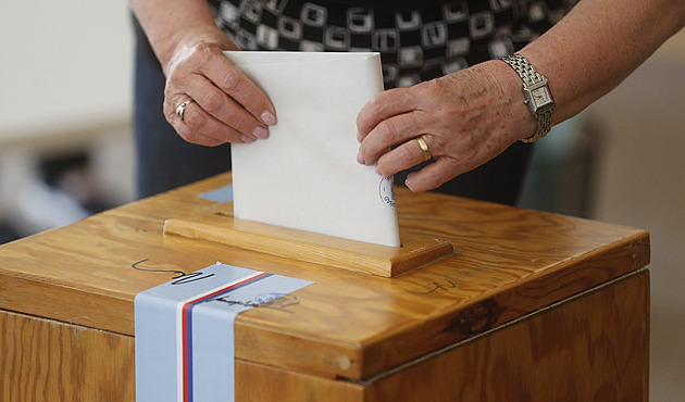 Ke korespondenční volbě se na poslední chvíli přihlásily další tisíce Čechů