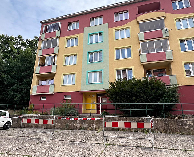 Dům s narušenou statikou v Chomutově museli opustit další lidé, čidla hlásí pohyb