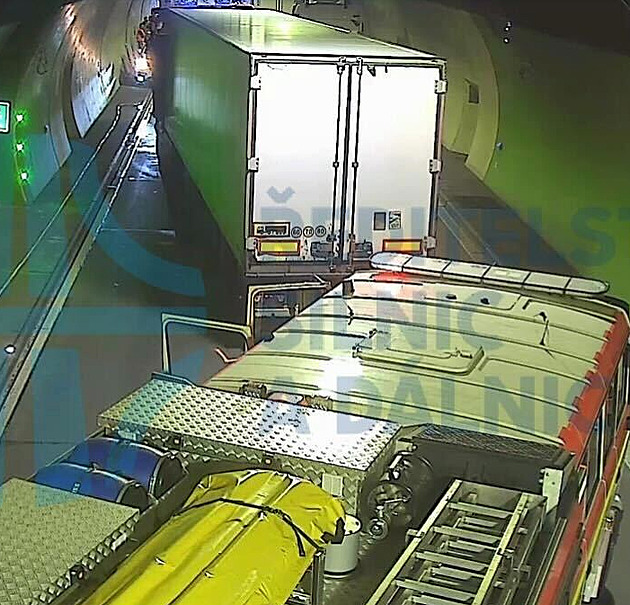 Hromadná nehoda šesti aut v tunelu na D8. Průjezd na Prahu je uzavřen