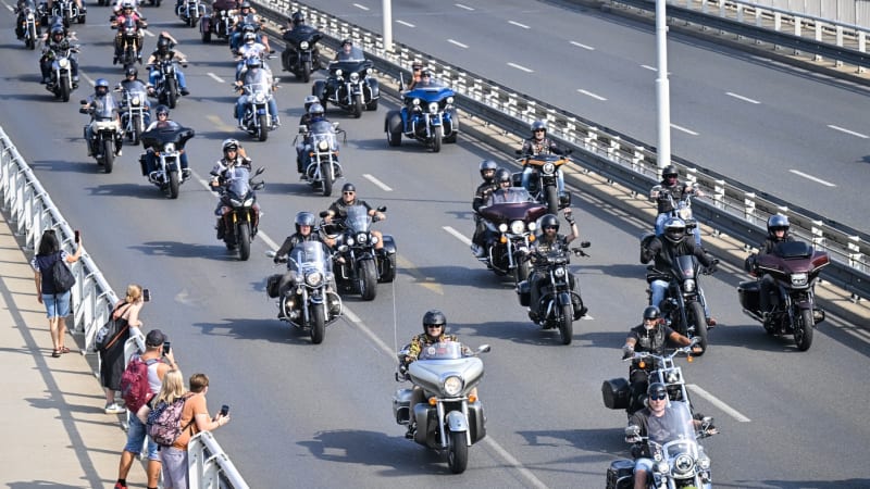 Prezident Pavel se připojil ke spanilé jízdě Prahou. Jedou stovky motorek Harley-Davidson