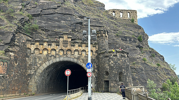 Silná bouřka uvolnila kameny vyšehradské skály, kontrolují ji specialisté