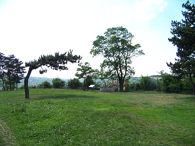 Policie vyšetřuje smrt na pražské vyhlídce Dobeška, na tělo narazili lezci