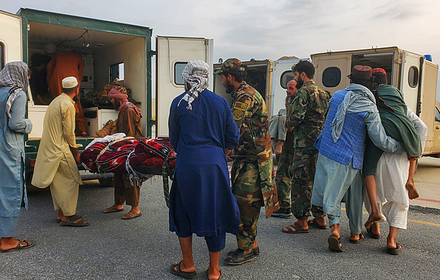 Při zemětřesení v Afghánistánu zemřelo přes 800 lidí, zraněných jsou tisíce