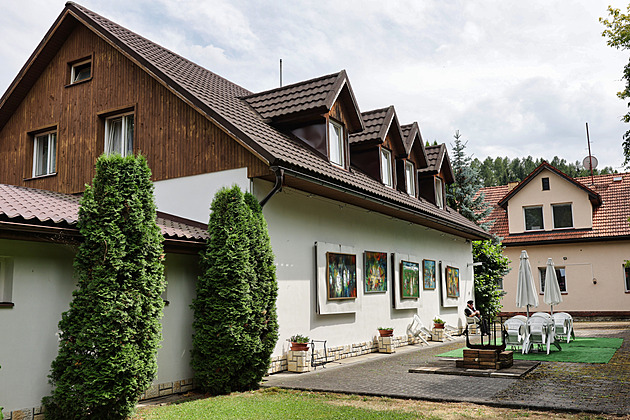 Slavný malíř má svůj kousek ráje na úpatí vrchu Soláň. Dveře má otevřené