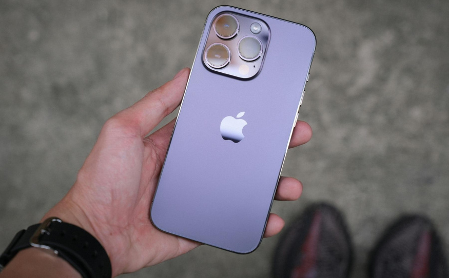 Děsivá nehoda se šťastným koncem: 16letá dívka usnula za volantem, zachránil ji iPhone