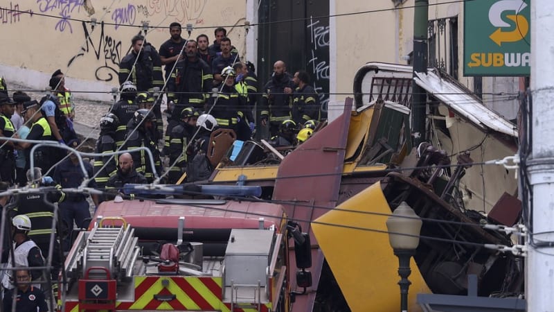 Děsivé svědectví z Lisabonu: Vagon se po nárazu rozpadl jako krabice, jeden člověk vyskočil