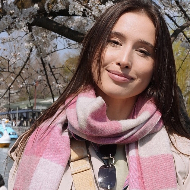 Pod hotelovou postelí našla neznámého muže, žena měla šok