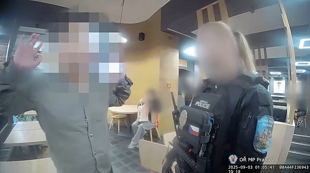 VIDEO: Opilý a zdrogovaný muž napadal ostrahu bistra, při zásahu se zranil strážník