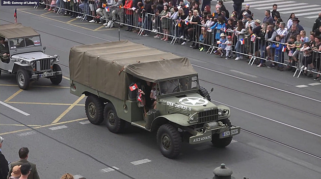 Za nacistickou vlajku v konvoji soud uložil vyšší pokutu, podmínka neplatí