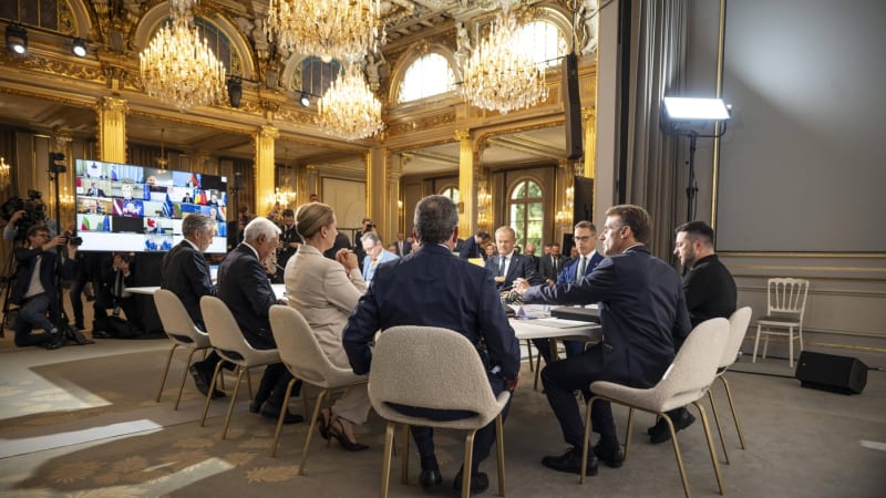 Koalice ochotných je Ukrajincům k smíchu. Putinův režim ale zranitelný je, popisuje analýza