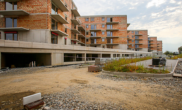 Firma dokončuje bytové domy mezi sídlišti. Pět budov spojují podzemní garáže