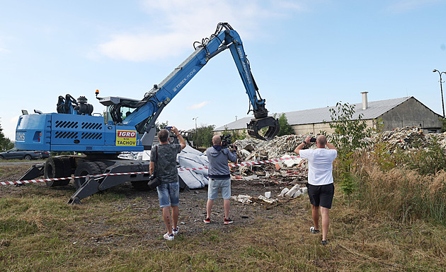 Odvoz nelegálního německého odpadu začal, lidé slavili koláčky i pivem