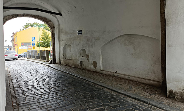 Muž po napadení mladistvými krvácel do mozku. Útoků bylo víc, trend však město odmítá