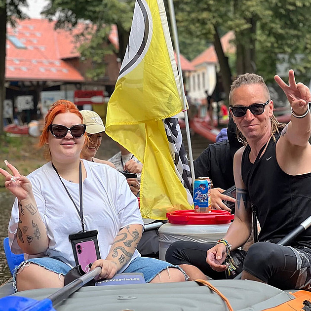 Sugar Denny na raftu, mytí aut s ANO.  Politické strany sázejí na influencery