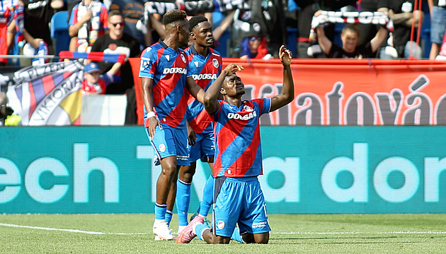 Plzeň - Olomouc 1:0, jediný gól dal Durosinmi, hosté dohrávali v devíti