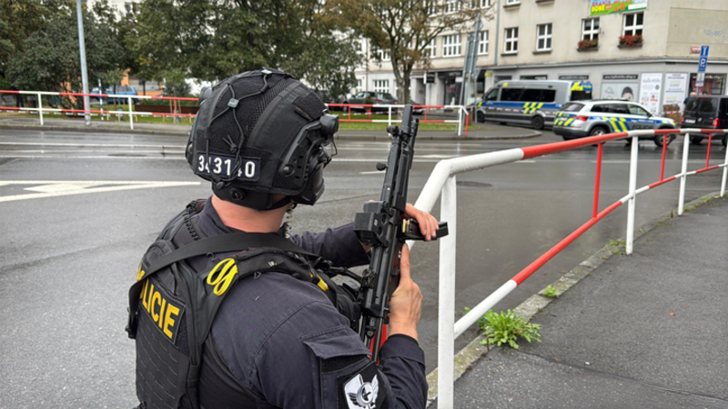 Poplach v pražském Braníku. Na místě jsou policisté se samopaly, vyjednávají s mužem na střeše