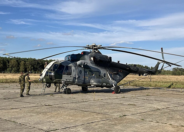 Česká vzdušná posila proti Rusku je v Polsku. Vrtulníky mohou drtit i obrněnce
