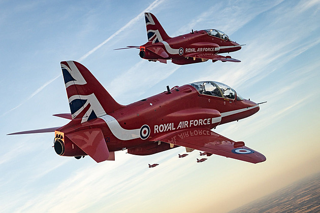 Britští Red Arrows a gripeny prolétnou nad Karlovým mostem i s kouřovými efekty
