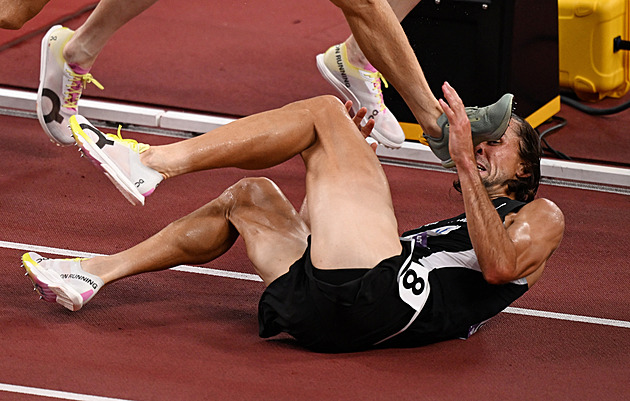 Soupeř mu šlápl do obličeje, i tak slavil senzační zlato. Výkonem rozbrečel favorita