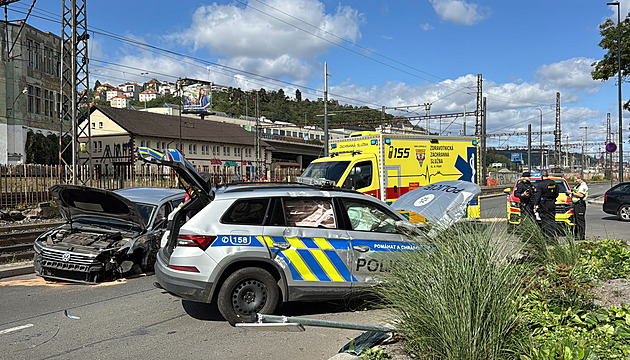 Dramatická nehoda policie v Praze. Auto skončilo na boku, na kola ho vrátili svědci