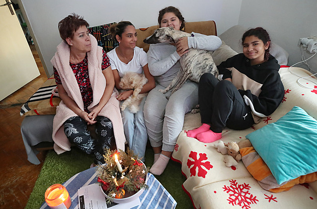 Holky se bály, že půjdou pryč. Pěstounka po loňských povodních našla nové bydlení