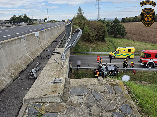 Auto se na Kroměřížsku zřítilo z dálničního mostu na D1, řidič nehodu nepřežil