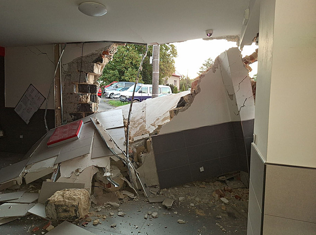 Při střetu dvou aut na Semilsku zemřeli dva lidé, vozem se probourali do domu