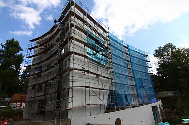 Práce na vnější části knihovny v Turnově finišují, dělníci ladí i letní kino