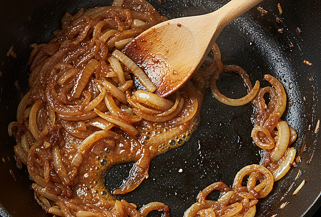 Nesnášíte dlouhé karamelizování cibule? Stačí jedna přísada a je to hned