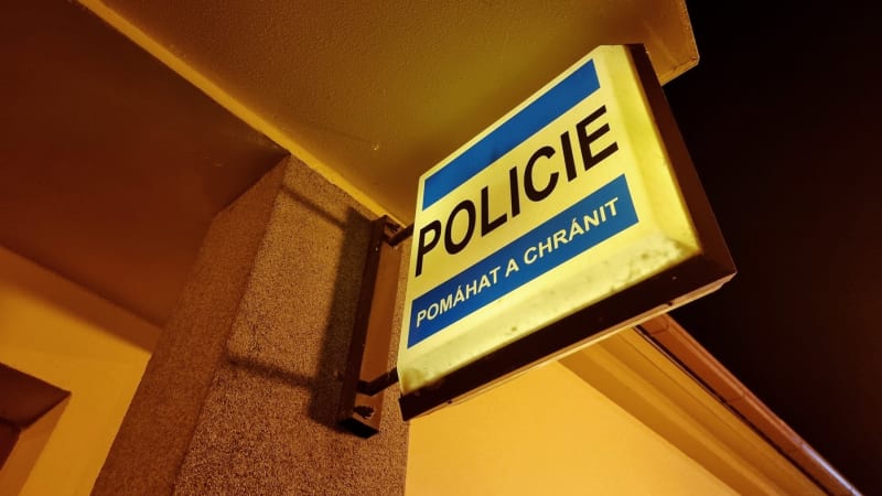 Ostraha supermarketu týrala bezdomovce v Praze, tvrdí policie. Měli je řezat noži