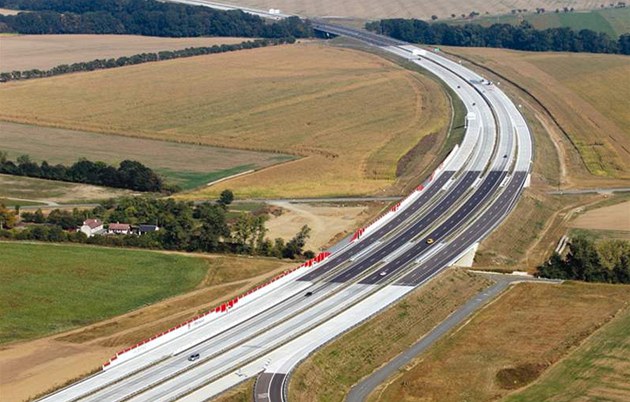 Letitý spor o zvlněnou dálnici je u konce. Firmy ji budou muset zadarmo opravit