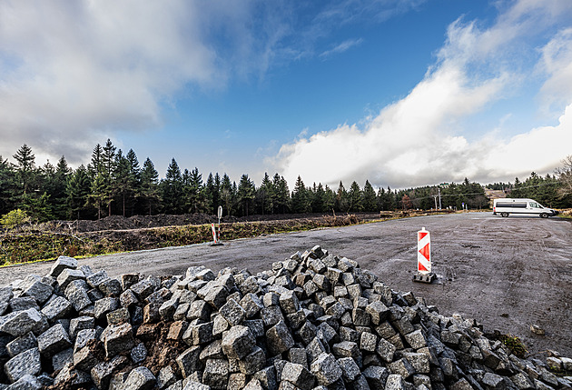 Parkoviště na Šerlichu bude. Ministerstvo zrušilo pokutu pro majitele lesa