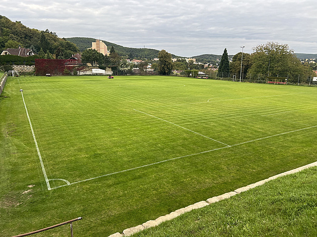 Po oraništi ani památky. Trávník na rozrytém hřišti drží, brání ho dvojitý plot