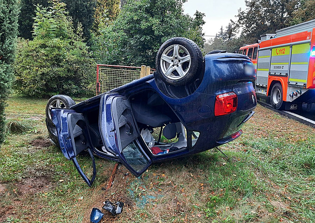 Zdrogovaný řidič v obci prorazil plot u domu, vůz převrátil na střechu