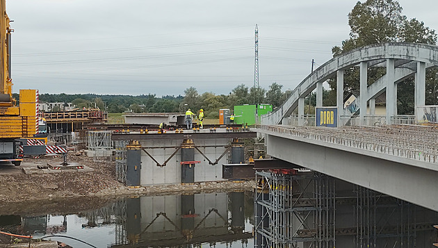 U Týniště roste nový most přes Orlici, firma chce mít betonáž do zimy
