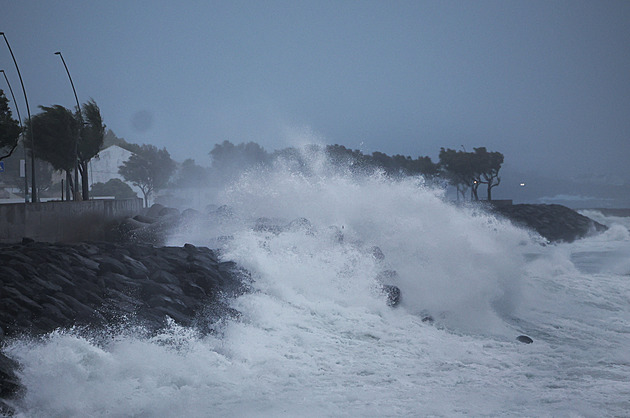 Přes Azory se přehnala bouře Gabrielle. Vyvracela stromy a ničila střechy