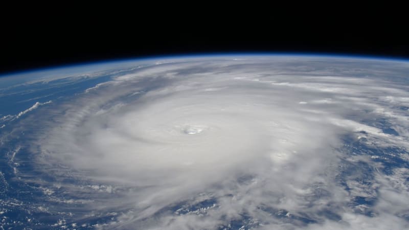 Exhurikán Gabrielle dorazil do Evropy, hrozí povodně. Podívejte se, jak živel vypadá z vesmíru