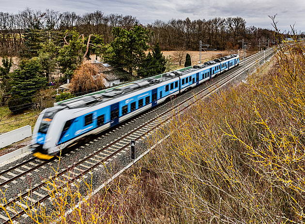 Srážka vlaku a osobního auta zastavila trať mezi Hradcem Králové a Pardubicemi